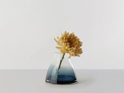 Flower vase no. 1 i indigo blue fra RO Collection
