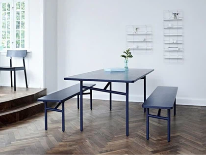 Diagonal spisebord i midtnight blue fra Woud - L: 180 cm
