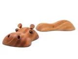 En flodhestskulptur i træ med separat hoved og ryg, begge glatte og polerede, som ligner en flodhest, der er delvist nedsænket i vand.