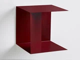 Vowel Red powder coated hylde fra Woud