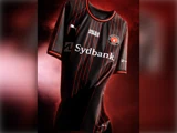 Sort FC Midtjylland-fodboldtrøje med røde lodrette striber samt klub- og sponsorlogoer.