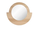 Et rundt vægspejl med en lys træramme med en flad vandret base og en buet top på en hvid baggrund.