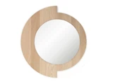 Et rundt spejl med en delvis træramme, der dækker venstre side og strækker sig lidt ud i toppen og bunden og danner et abstrakt, moderne design.