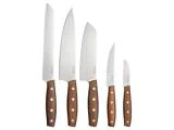 Fem køkkenknive med blade af rustfrit stål og brune træhåndtag, hver med tre nitter, stillet op i størrelsesorden fra størst til mindst.