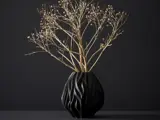 En sort, skulpturel vase holder tørre, beige grene med frøkapsler mod en mørk baggrund.