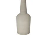 En almindelig, mat, lysegrå keramikflaske med lang hals og afrundet krop, der står oprejst mod en hvid baggrund.