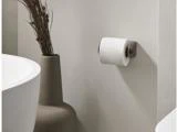 En toiletpapirrulle på en holder.