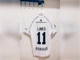 Hvid fodboldtrøje med navnet LINKS og nummer 11 på ryggen, med teksten AARHUS nederst og forskellige sponsorlogoer.