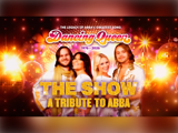 Fire kunstnere i ABBA-stil poserer sammen, omgivet af gyldne diskokugler og skarpe lys. Teksten lyder: "THE SHOW, A TRIBUTE TO ABBA, Dancing Queen, 1976-2026.".