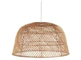 Pendelskærm i flettet rattan med kuppelform, ophængt i en hvid ledning og med en synlig pære indeni.