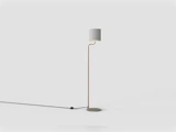 Minimalistisk gulvlampe med et tyndt, guldfarvet stativ og en cylindrisk lampeskærm.
