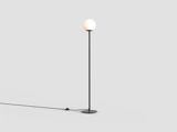 Minimalistisk gulvlampe med et tyndt sort stativ og en kugleformet hvid glasskærm.
