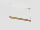 Minimalistisk, rektangulær pendel i guld, der hænger ned fra loftet i to ledninger og kaster et blødt skær mod en ensfarvet hvid baggrund.