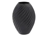 En høj, sort keramikvase med en mat finish og en spiralformet, riflet struktur, der snor sig rundt om overfladen.