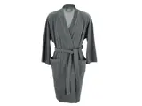 En grå badekåbe med lange ærmer, forlommer og et matchende bælte i taljen, vist på en hvid baggrund.