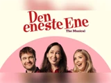 Tre smilende mennesker står under den røde tekst Den eneste Ene The Musical på en cremefarvet og pink baggrund.