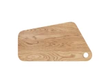 Et lysebrunt, uregelmæssigt formet skærebræt af træ med et synligt træmønster og et hul i det ene hjørne på en hvid baggrund.