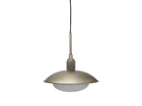 En moderne pendel med en metallisk kuppelformet skærm og en matteret glasskærm, der hænger i en sort ledning.