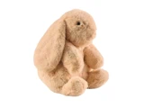 En blød, lysebrun kanin i plys med hængeører sidder oprejst mod en hvid baggrund.