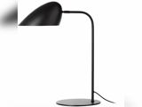 En moderne sort bordlampe med en buet hals og en rund fod, udstyret med en kuppelformet lampeskærm, der er vinklet nedad.