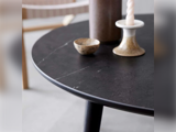 Hammel Furniture BATU sofabord Ø90 i grå keramik og sort træ 