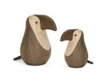 To fuglefigurer af træ med store næb, den ene større end den anden, lavet af lyst og mørkt træ, placeret på en hvid baggrund.