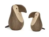 To fuglefigurer af træ med store næb over for hinanden, en større og en mindre, lavet af lyst og mørkt træ.