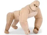 En gorillafigur af træ står på alle fire med bevægelige led og en glat, naturlig finish.