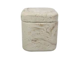 En firkantet, råhvid, struktureret stenkasse med et matchende låg, der har naturlige, ujævne aftegninger og et diskret marmoreret mønster.
