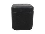 En lille, rektangulær sort beholder med en struktureret overflade og et monteret låg på en hvid baggrund.