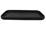 En rektangulær, flad sort bakke med afrundede hjørner og let hævede kanter, vist mod en hvid baggrund.