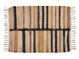 Vævet tæppe med lodrette og vandrette striber i beige, lysebrune og sorte nuancer, med kvaster i begge korte ender.