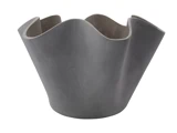 En grå, moderne vase med en bølget, uregelmæssig kant og en glat overflade, formet som en abstrakt blomst eller foldet stof.