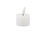 Et lille, hvidt, cylindrisk LED-tealight-lys med en kunstig flamme på toppen, fotograferet på en ensfarvet hvid baggrund.