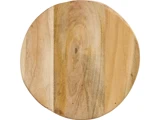Et rundt skærebræt i træ med naturlige åretegninger og lysebrune toner, fotograferet ovenfra på en hvid baggrund.