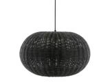 Sort vævet rattanpendel med et rundt, kuppelformet design, der hænger i en tynd sort ledning mod en hvid baggrund.