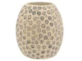 En beige, rund vase med grov tekstur, dekoreret med jævnt fordelte grå polkaprikker over hele overfladen.