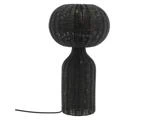 En sort bordlampe i flettet rattan med rund top og cylindrisk fod og en synlig netledning, der strækker sig fra bunden til venstre.