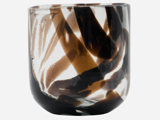 En glasbeholder med abstrakte brune og sorte hvirvlende mønstre på en klar baggrund.