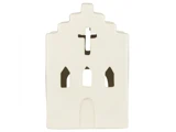Et hvidt keramisk ornament formet som en enkel kirkefacade med et kors og buede vinduesudskæringer.