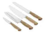Fire køkkenknive med træhåndtag og sølvnitter, arrangeret diagonalt på en hvid baggrund. Sættet består af en brødkniv, kokkekniv, santoku-kniv og urtekniv.