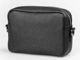 En crossbody-taske i sort tekstureret læder med lynlås i toppen og metalringe på hver side til fastgørelse af en rem.