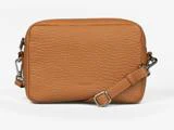 En lille, rektangulær crossbody-taske i brun læder med en struktureret overflade og en justerbar rem på en almindelig hvid baggrund.