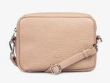 En lille, rektangulær crossbody-taske i beige læder med en struktureret overflade og en justerbar rem med sølvfarvet hardware.