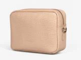 En lille, rektangulær, beige læderpung med struktureret overflade, lynlåslukning og en metalring på siden.