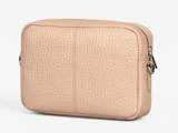 En lille, rektangulær crossbody-taske i lys beige læder med struktureret overflade og lynlåslukning i toppen.