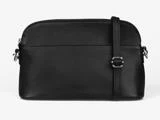 En crossbody-taske i sort læder med lynlås i toppen og en justerbar skulderrem, vist på en almindelig hvid baggrund.