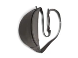 Grå crossbody-taske i læder med en buet halvmåneform, synlig lynlåslukning og en justerbar rem, der er arrangeret i en løs hjerteform.
