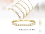 Fem guldarmbånd vises, fire stablet foroven og et forneden med funklende sten. Teksten under armbåndene lyder: 1 stk. tennisarmbånd - 4 mm.