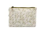 En lille, rektangulær stofpose med lynlås og et beige blomstermønster på en hvid baggrund.